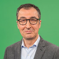 Ein Profilbild von Simone Fischer vor grünem Hintergrund