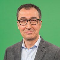 Ein Profilbild von Simone Fischer vor gr&uuml;nem Hintergrund