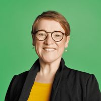 Ein Profilbild von Simone Fischer vor grünem Hintergrund