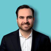 Ein Profilbild von Maximilian Mörseburg vor türkisblauem Hintergrund